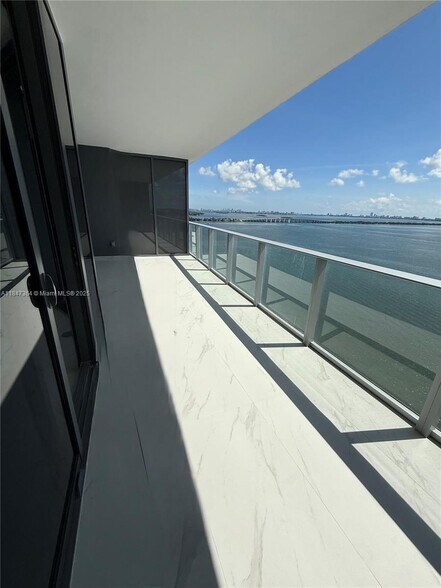 Building Photo - 700 NE 24th St