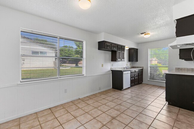 Building Photo - Charming 3-Bedroom, 3-Bathroom Home with S...