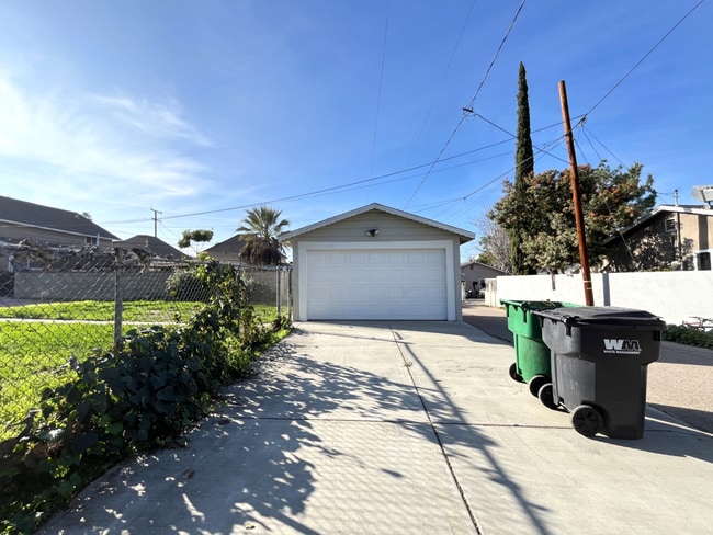 Building Photo - REMODELED 2 BED, 1.5 BATH IN CORONA