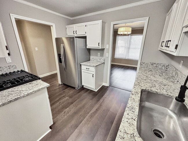 Building Photo - Charming Updated 2BR/2BA Duplex Close To E...