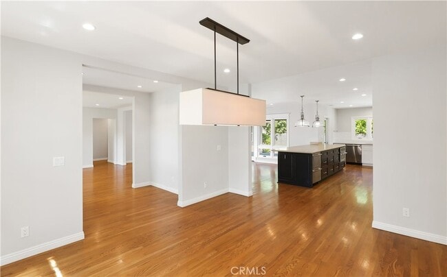 Building Photo - 933 W Riviera Dr