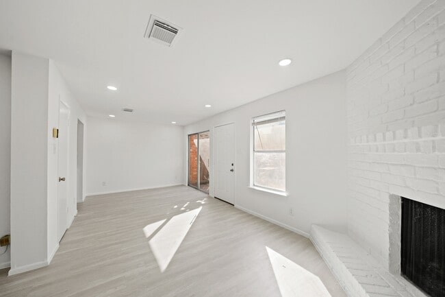 Building Photo - 7949 Ellinger Ln