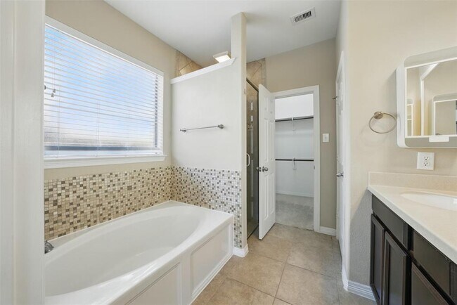 Building Photo - 27154 Harvest Pointe Ln