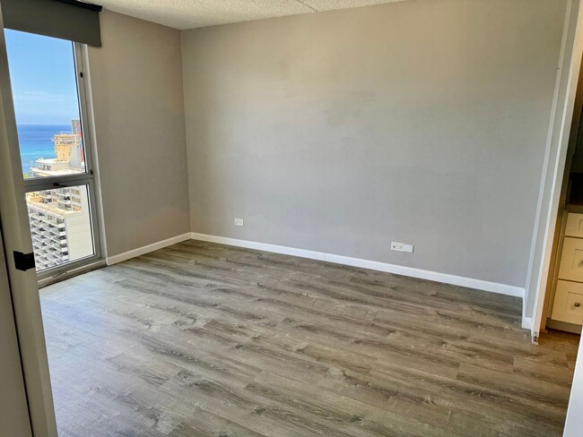 Building Photo - 2/2/1 Beautifully Upgraded unit located at...
