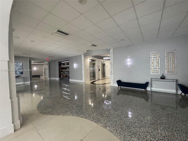 Building Photo - 3140 S Ocean Dr