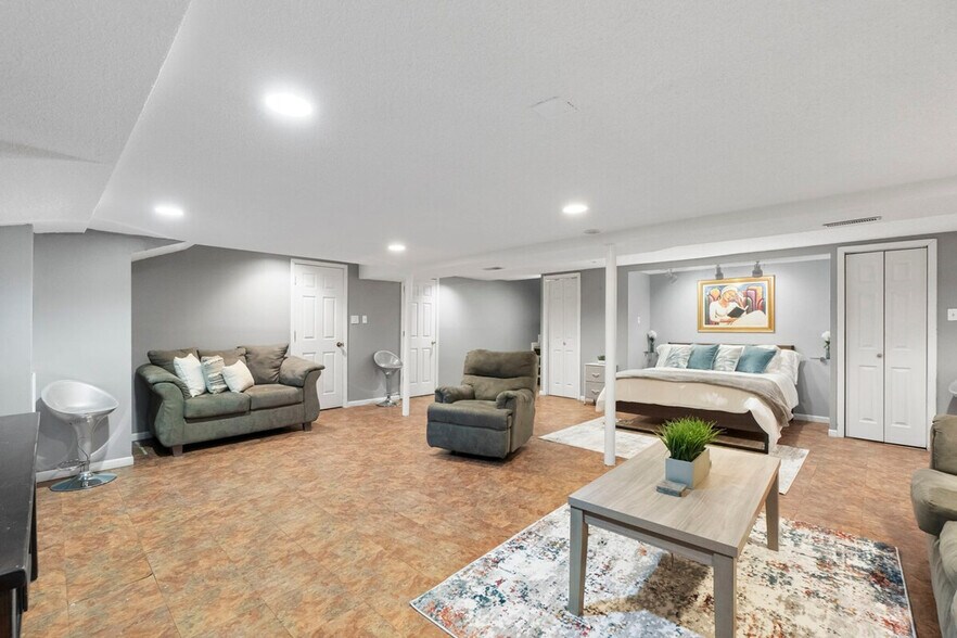 Building Photo - 4920 Lake Ct