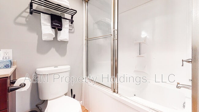 Building Photo - 3120 Greenbriar Dr