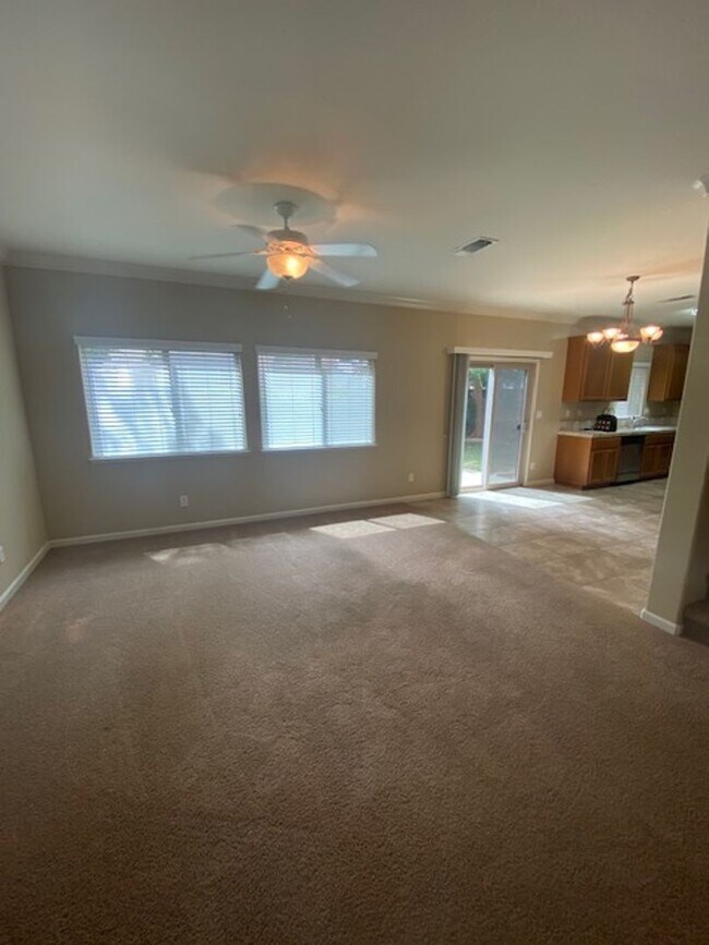 Building Photo - Rare Find in Lincoln!  Spacious 3 Bedroom 2.5 Bath Home Walking Distance to the Park