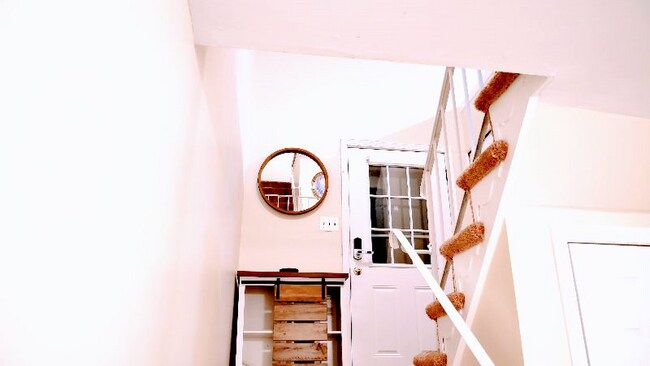 Building Photo - 2 Wimbledon Ln