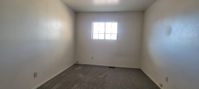 Building Photo - 2 Bedroom 1 Bath duplex