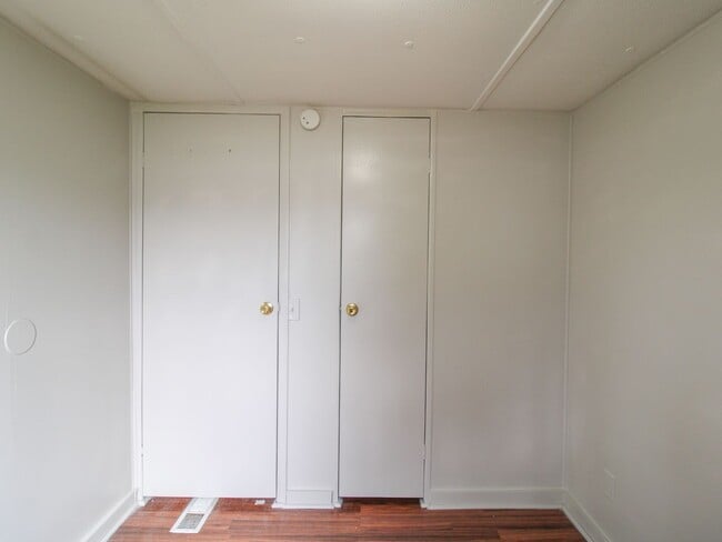 Building Photo - Close to downtown Pulaski!