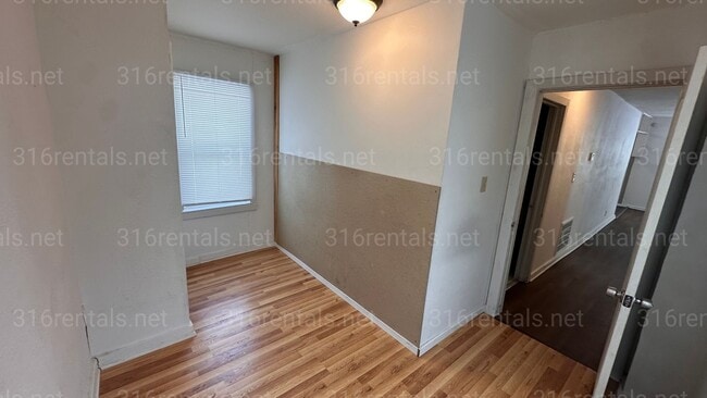 Building Photo - $795- 2 bed 1 bath - Single Family Home