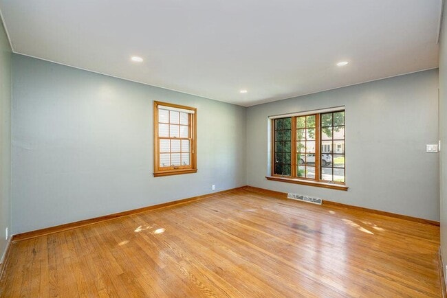 Building Photo - 4750 N Elkhart Ave