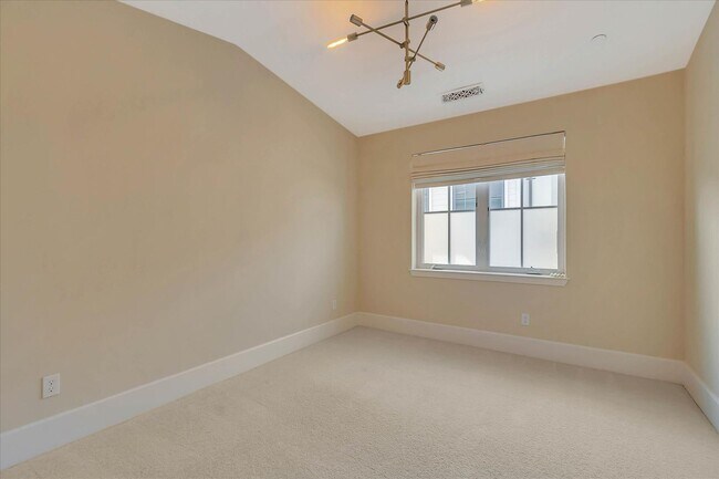 Building Photo - Beautiful Tri-Level 4 bedroom, 3.5 Bathroom, 2,150 SqFt Home in Downtown Campbell!