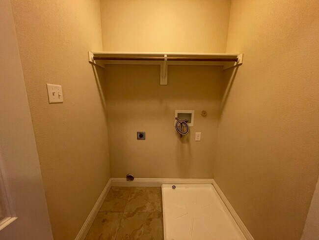Building Photo - 3/2.5 Townhome w/ STUNNING Open Floor Plan...