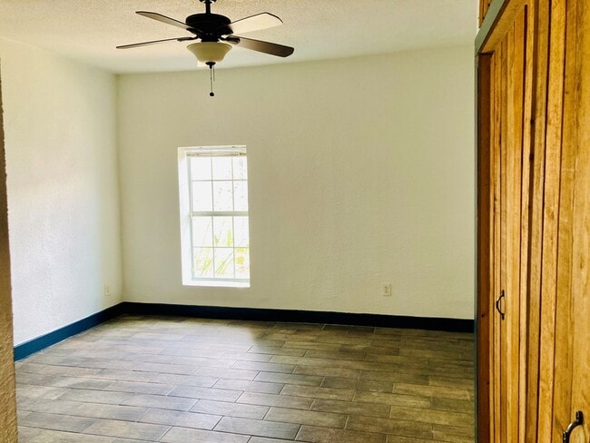 Building Photo - 104 E Waco St