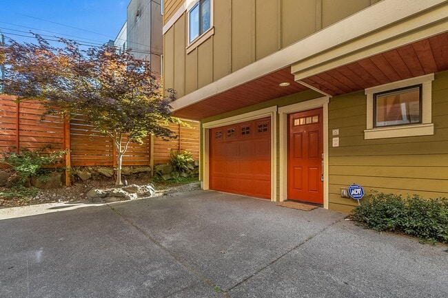 Building Photo - 3Bd/2.5Ba Seattle Townhouse