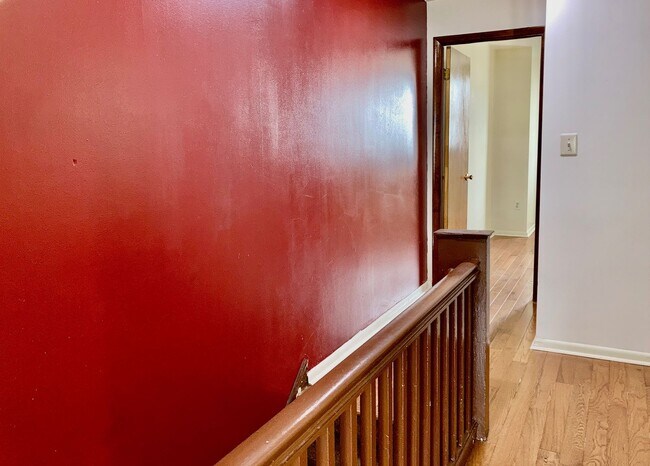 Building Photo - Marconi Plaza 3bd/2bth w/ Parking on Uniqu...