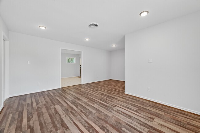 Building Photo - 5635 Belarbor St