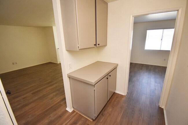 Building Photo - Gorgeous 2 Bedroom Condo