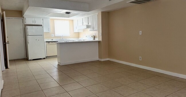 Building Photo - 2 BEDROOMS 1.5 BATHROOM TOWNHOUSE AVAILABLE FOR RENT JONES AND VEGAS DR !!!
