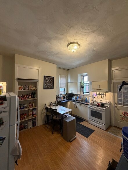 Unit 1, Kitchen - 3313 Ward St