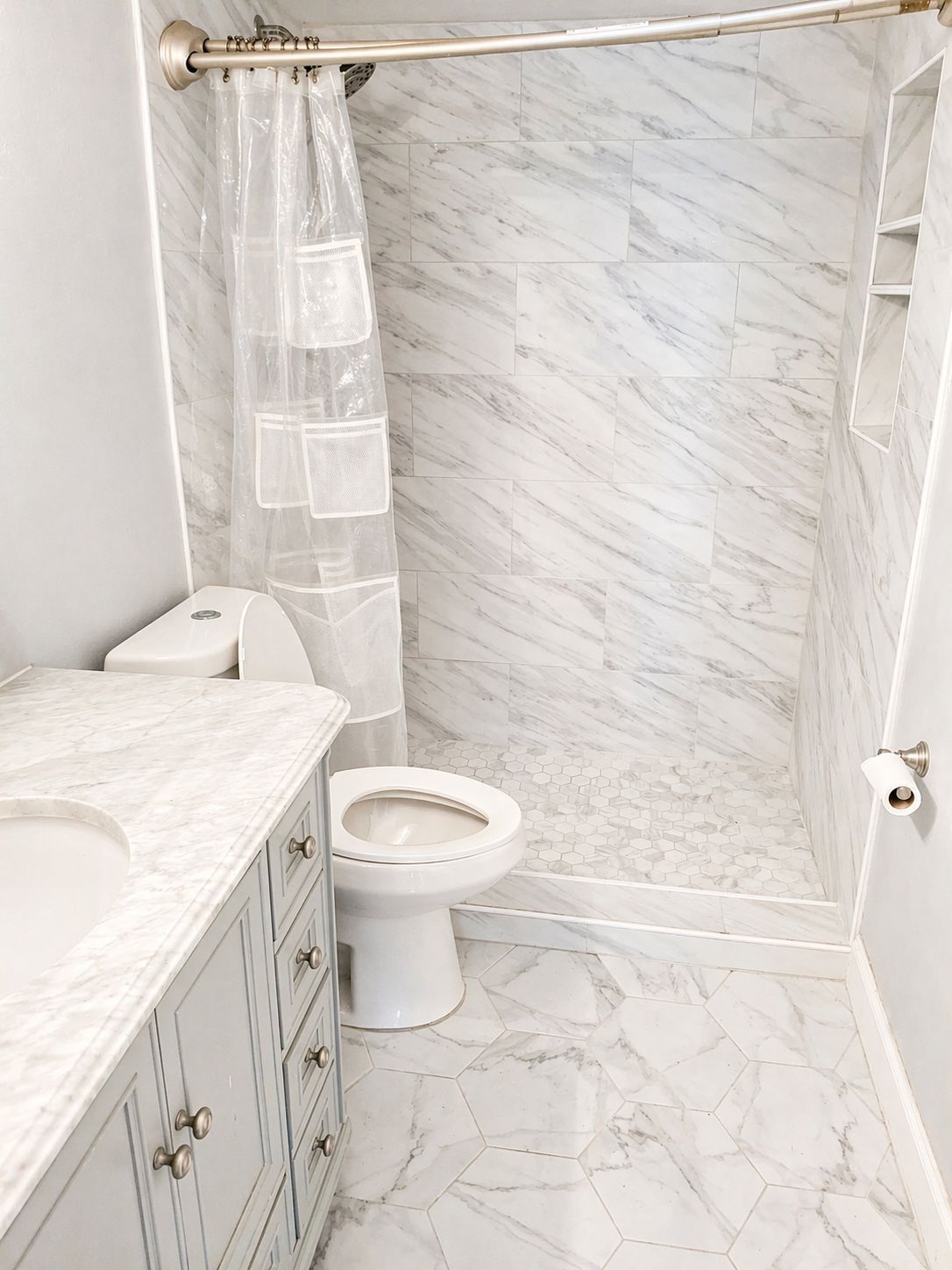 Master bathroom - 2225 Holden Ave