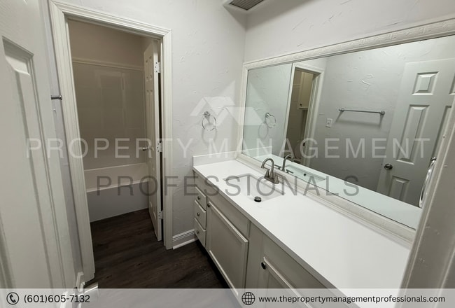 Building Photo - Renovated beauty near the country club and golf course!