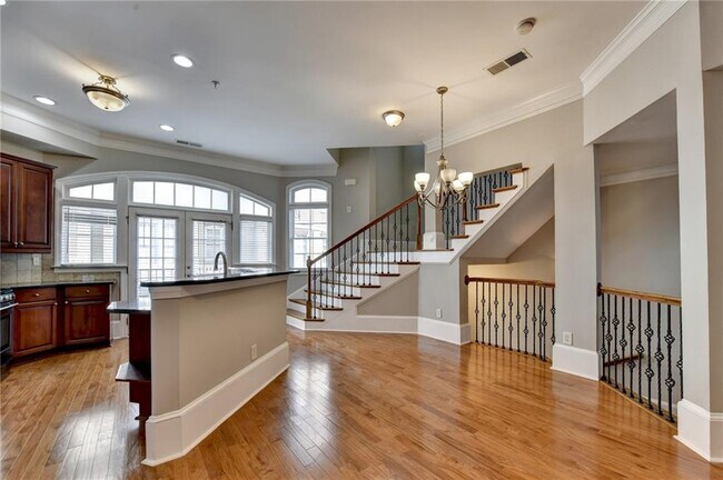 Building Photo - 813 Clifton Heights Ln NE