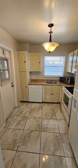 Building Photo - 2060 NW 81st Ave