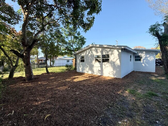 Building Photo - 912 SE Tarpon Ave