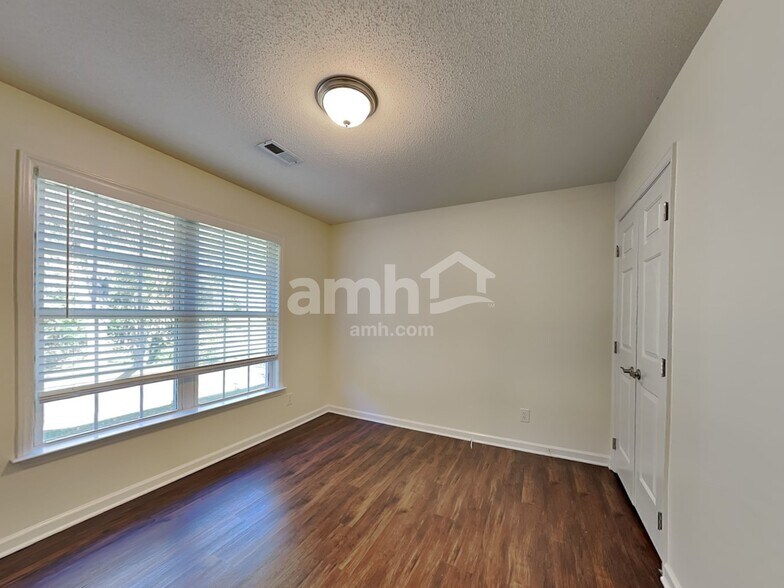 Building Photo - 5918 Highland Grove Dr