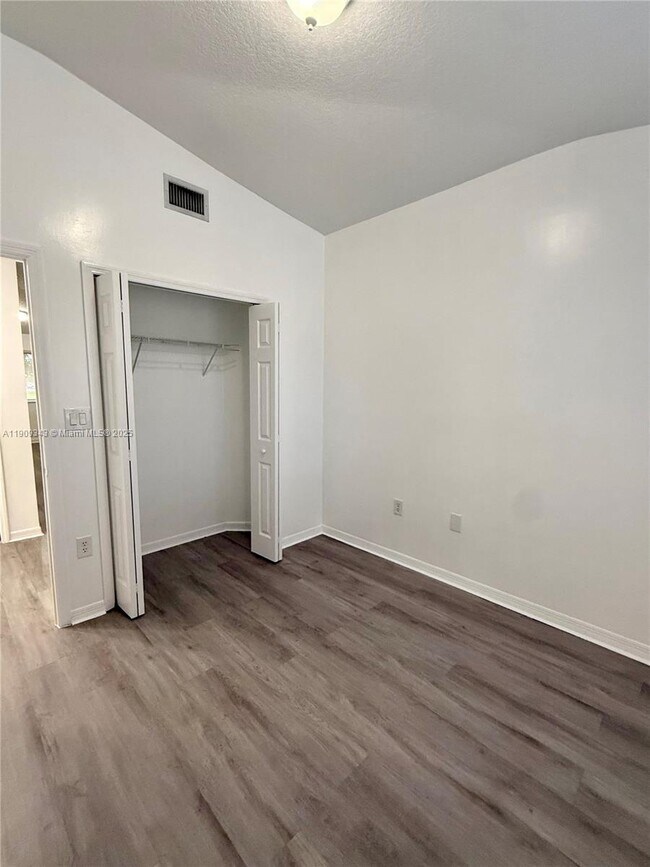 Building Photo - 980 NE 33rd Terrace