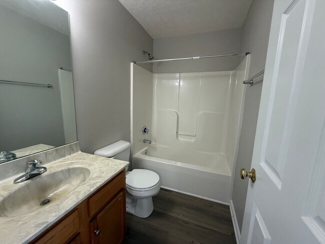 Building Photo - LARGE BEAUTIFUL 3 Bedroom 2.5 Bath Townhou...