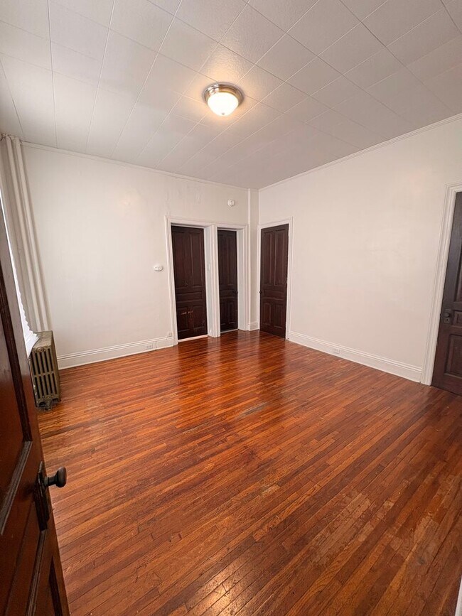 Building Photo - 1st Floor, 1-2 Bedroom Apartment with Yard in York City SD