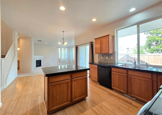 Building Photo - Charming Single Family 4 Bed/2.5 Bath Home...