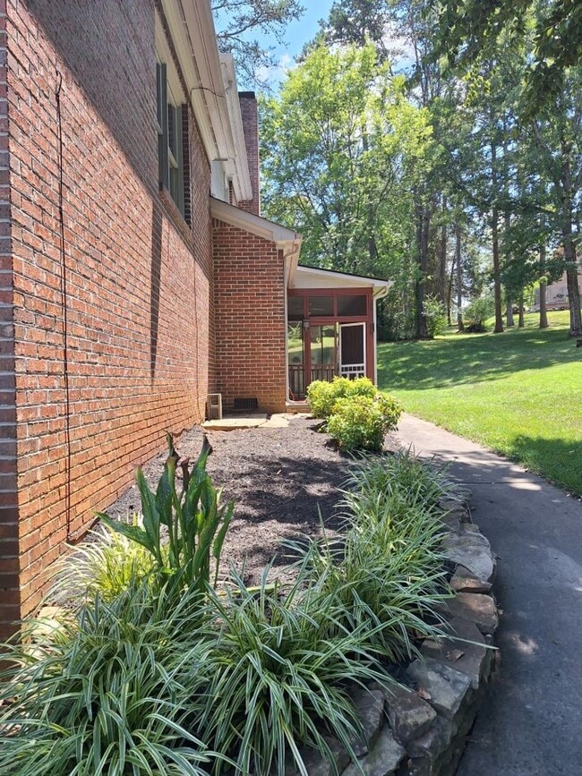 Building Photo - 4bd/3 bath located in desirable neighbor in Fox Den Subdivision in West Knoxville