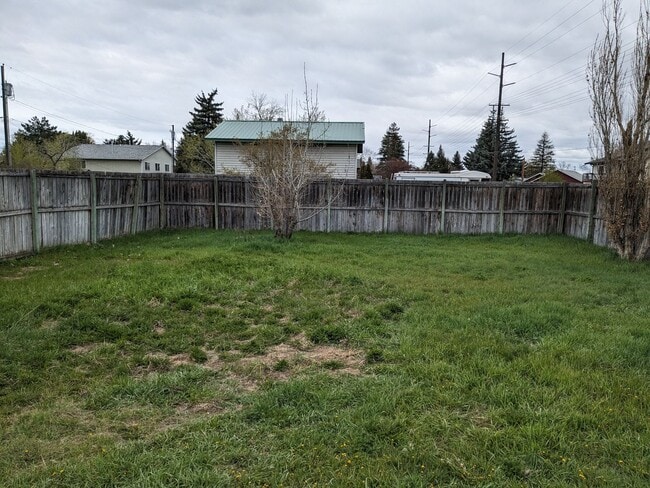 Building Photo - 3 Bed 2 Bath House Near Downtown Belgrade - Dogs Negotiable!