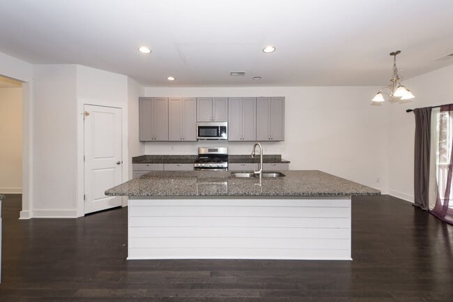 Building Photo - 4 Bedroom 3.5 Bath House in Lawton Park - ...
