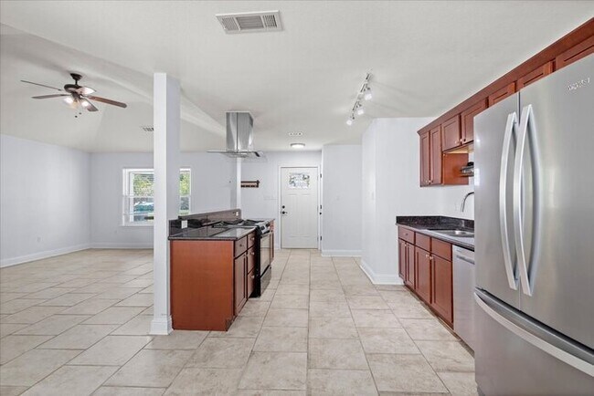 Building Photo - 15116 Rosewood St