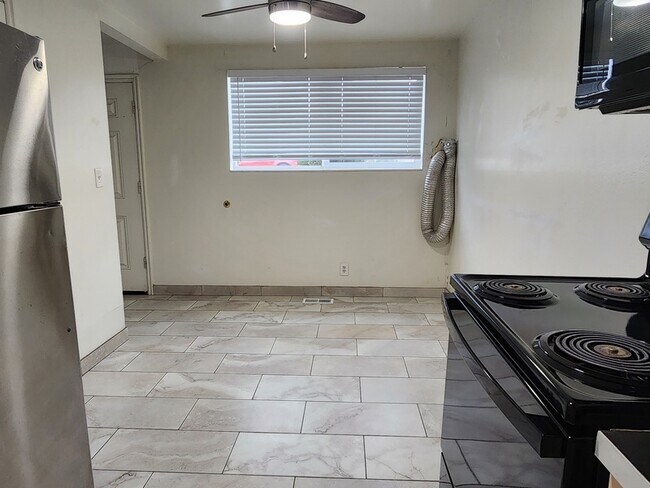 Building Photo - 2590 Robin Rd