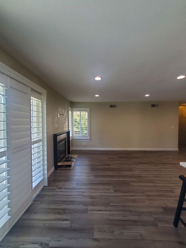 Building Photo - Easy Living @ Gorgeous 2bd/2ba in Cobblest...