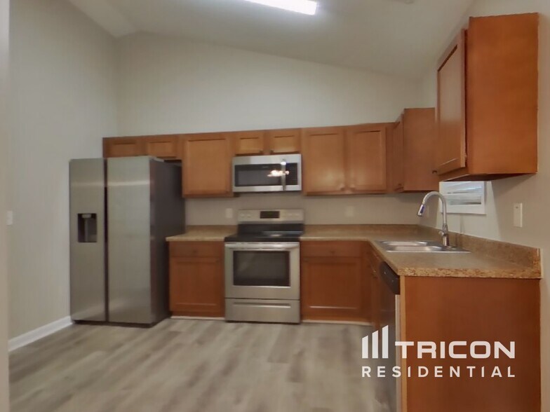 Building Photo - 652 Amberwood Dr