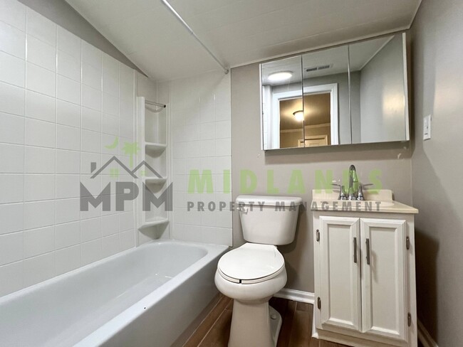 Building Photo - 610 W Hampton Ave