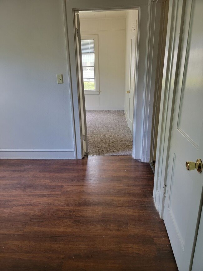 Building Photo - 3 Bedroom 1 Bathroom Highland Home