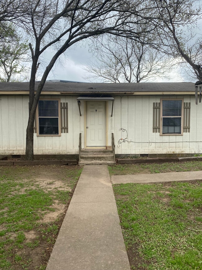 Building Photo - 709 W Spring St