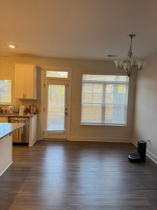 Building Photo - 3 Bedroom 2.5 Bath Townhome is the Madison Park area!!!