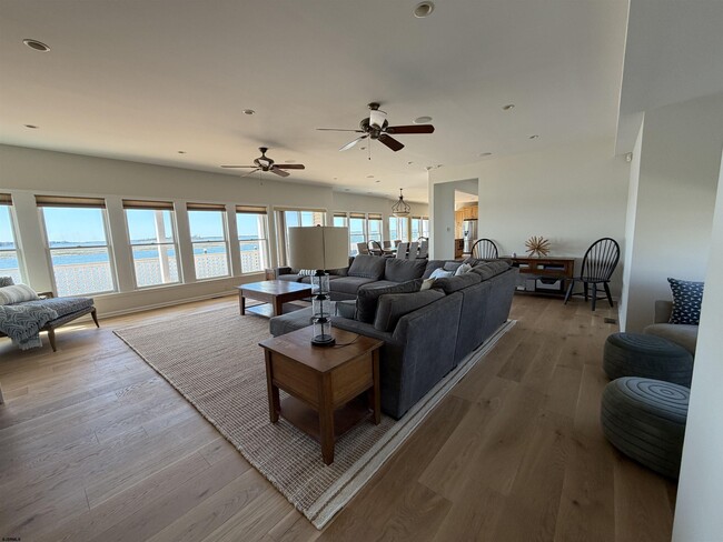 Building Photo - 802 N Harvard Ave