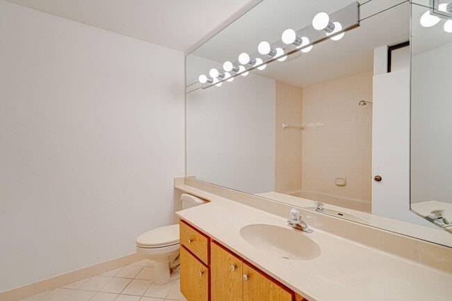 Building Photo - 223 E River Park Dr