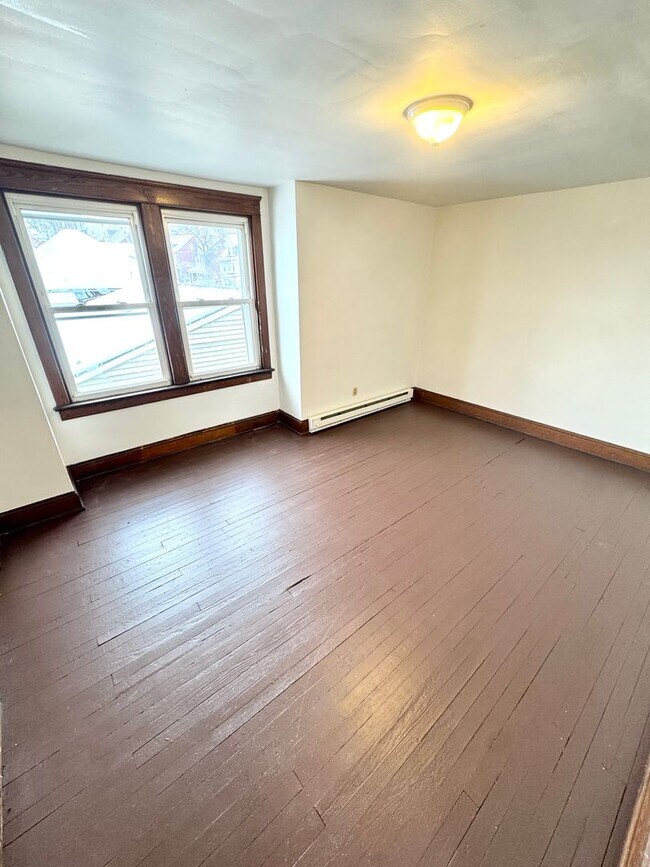 Building Photo - 819 E 5th St